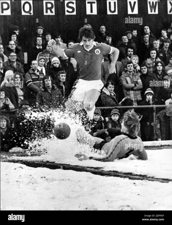 everton-forward-bob-latchford-on-the-ball-as-wolverhampton-wanderers-defender-parkin-slides-in-to-challenge-in-the-snow-during-the-league-match-at-molineux-3rd-february-1979-2J0F9KF.jpg