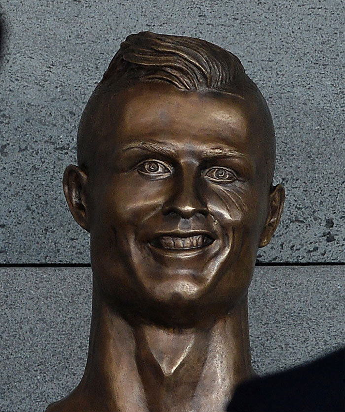 funny-cristiano-ronaldo-statue-fail-33-58dcc00c785ef__700.jpg.0fec9cdeebf6d416740ba34cf9bec479.jpg